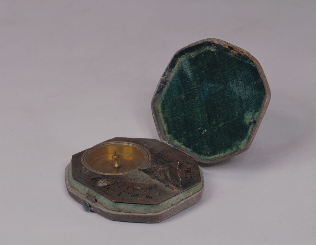 图片[1]-Copper plated octagonal vertical watch horizontal sundial-China Archive